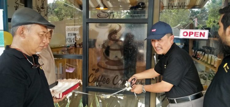 Direktur Polinela Meresmikan Polinela Store Sebagai Sarana Inkubasi Bisnis Alumni
